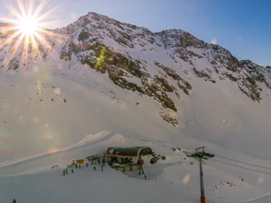 Blick gegen die Sonne über die Bergstation.